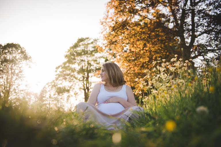 Natural and Beautiful Maternity Photos by Heline Bekker